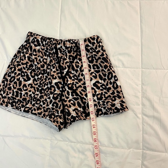 Leopard print, highwasted shorts - Picture 4 of 4